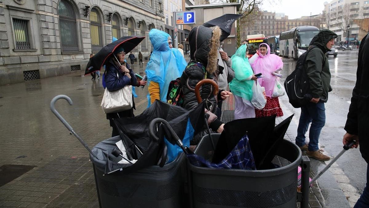 Paraguas rotos en las papeleras de Plaça Catalunya