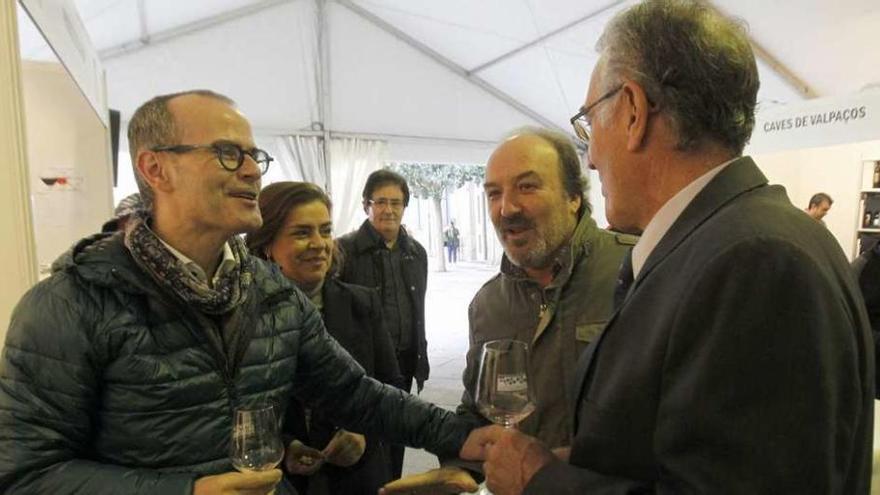 Alfredo García (i) y Mañá (centro) juntos el viernes en Ourense saludando al alcalde (dcha.) J.Regal