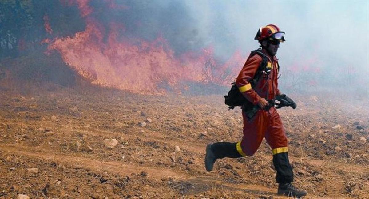 Lluita contra el foc 8 Un bomber militar de la UME durant les tasques d’extinció de l’incendi de l’Alt Empordà. Lluita contra el foc 8 Un bomber militar de la UME durant les tasques d’extinció de l’incendi de l’Alt Empordà.