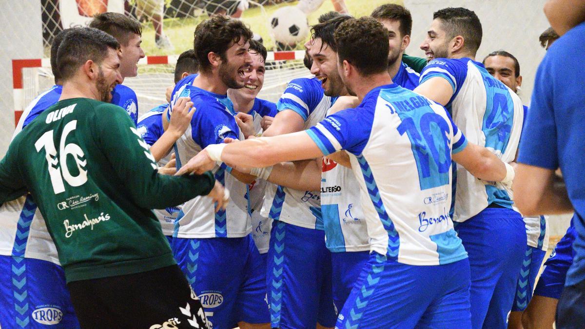 El Trops Málaga celebrando el triunfo ante el Villa de Aranda.