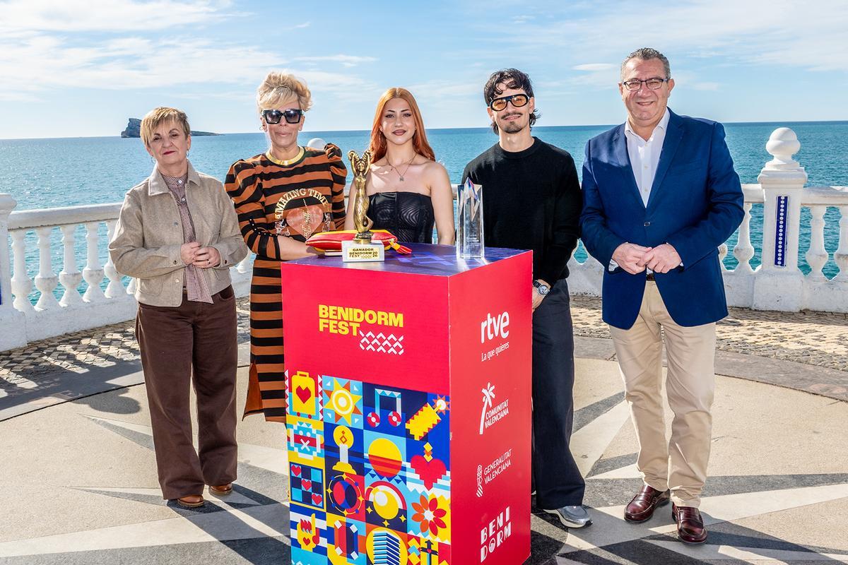 Los ganadores del Benidorm Fest, junto a la consellera Marian Cano, María Eizaguirre y Toni Pérez