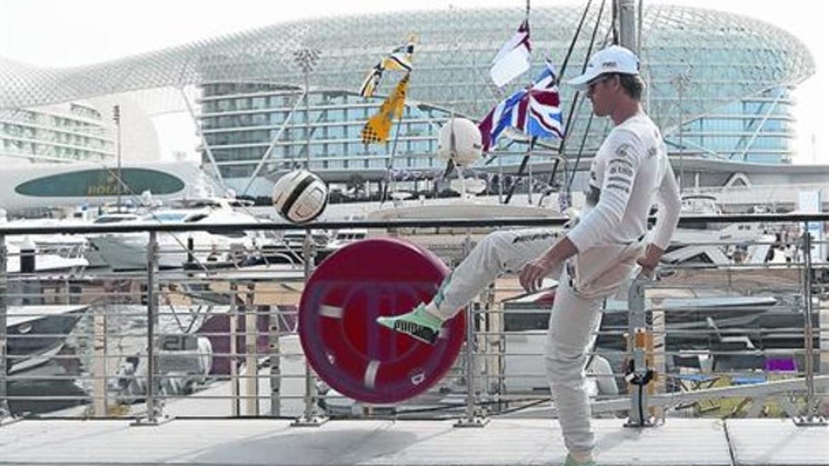 Nico Rosberg se relaja jugando con un balón, ayer, en Abu Dabi.