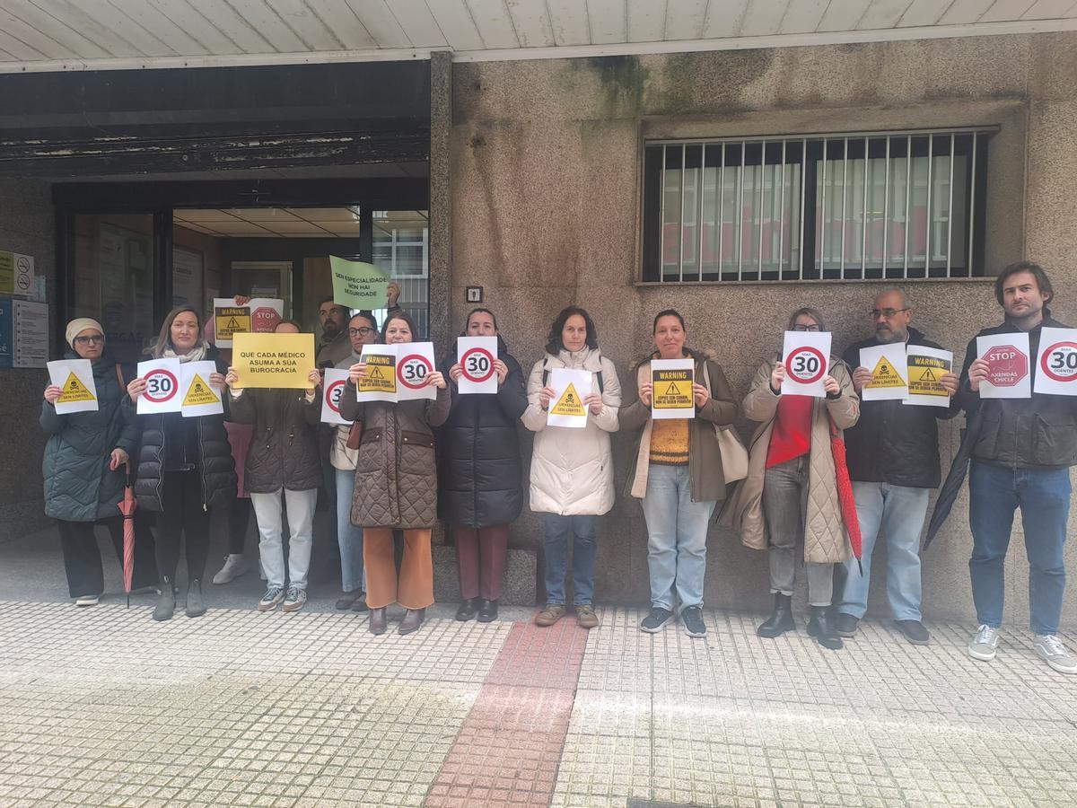 Concentración de médicos ante el Centro de Salud de San José (A Coruña).