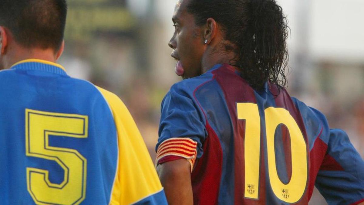 Ronaldinho, en un partido con el Barça.