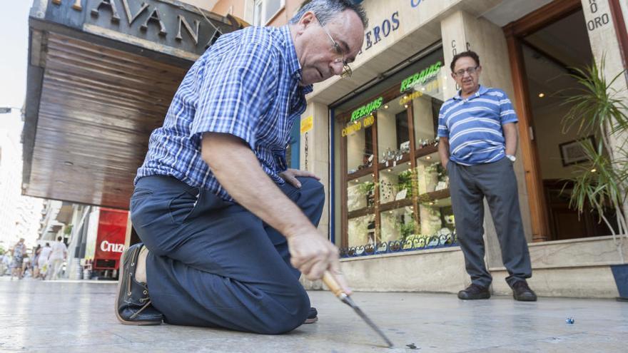 Comerciantes retiran chicles del suelo en la Rambla, en imagen de archivo