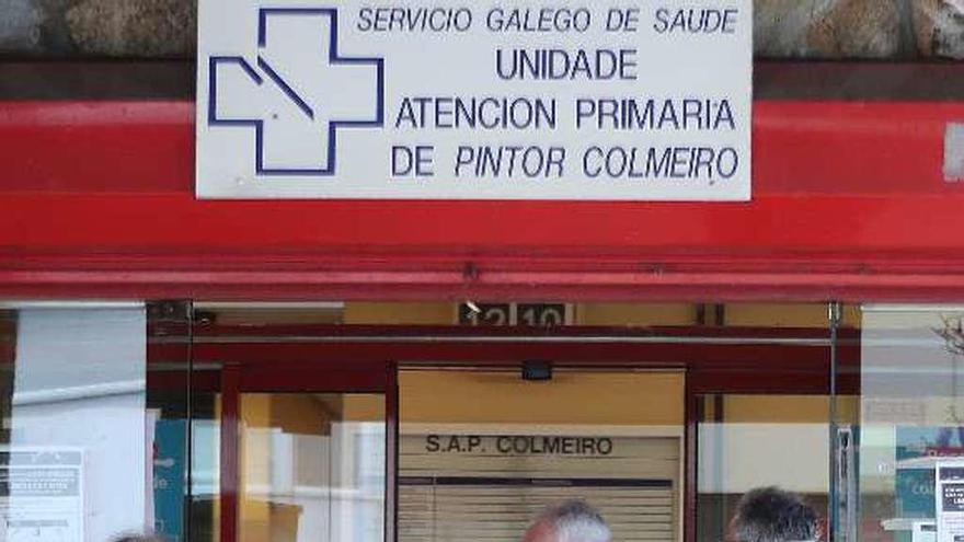 Sanitarios atienden a los pacientes a las puertas del centro Pintor Colmeiro. // Ricardo Grobas