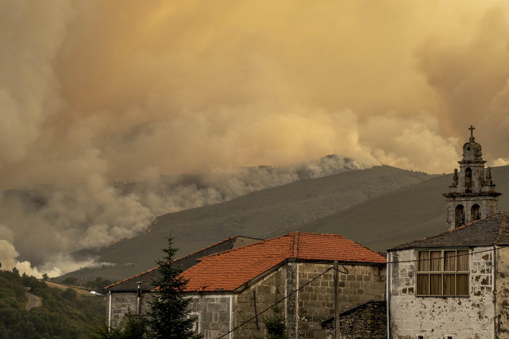 Vista del incendio del Macizo Central desde el pueblo de Santa Cruz, este pasado miércoles.