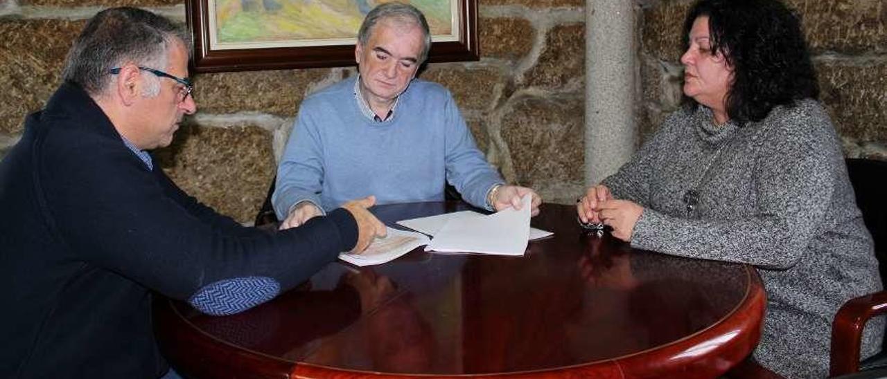 Manuel Cuíña y Pilar Peón abordaron el próximo pacto con el presidente de Afapo, Manuel Constenla.