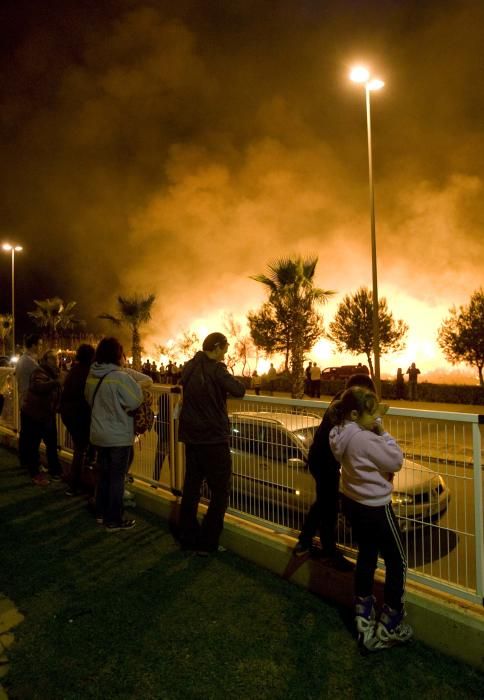 Un incendio obliga a desalojar el camping de Almenara