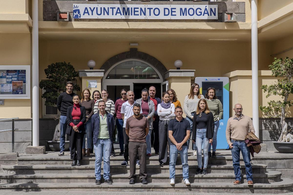 Concejales y empleados públicos en el minuto de silencio en memoria de las víctimas del terrorismo.