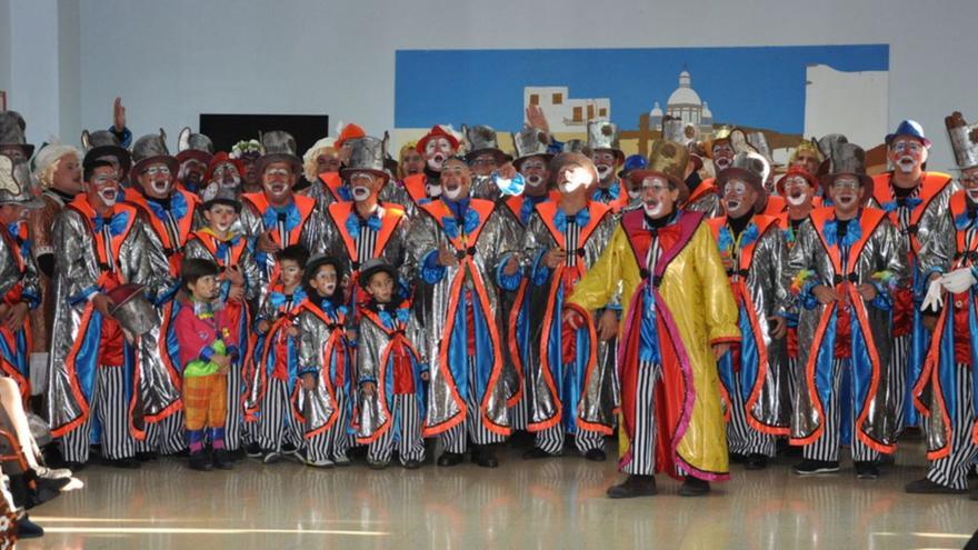 Los componentes de la murga de Los Sombreritos interpretan uno de sus temas.