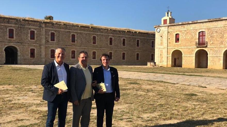La visita dels diputats Jean Castel i Héctor Amelló amb el director del consorci, Jesús Heras, ahir.