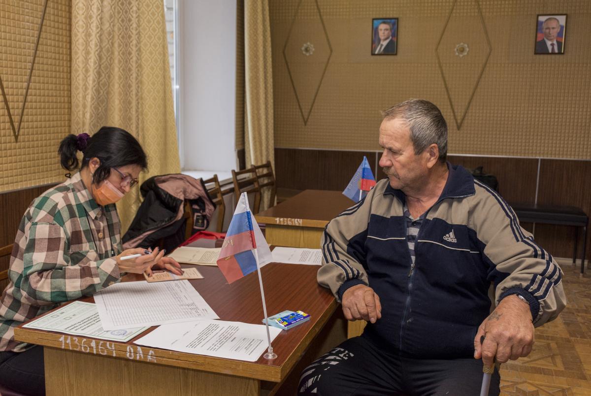 Luhansk (Ukraine), 23/09/2022.- A local man attends a referendum at a polling station in Luhansk, Ukraine, 23 September 2022. From September 23 to 27, residents of the Donetsk People’s Republic, Luhansk People’s Republic, Kherson and Zaporizhzhia regions will vote in a referendum on joining the Russian Federation. Russian President Vladimir Putin said that the Russian Federation will ensure security at referendums in the DPR, LPR, Zaporizhzhia and Kherson regions and support their results. (Rusia, Ucrania) EFE/EPA/STRINGER