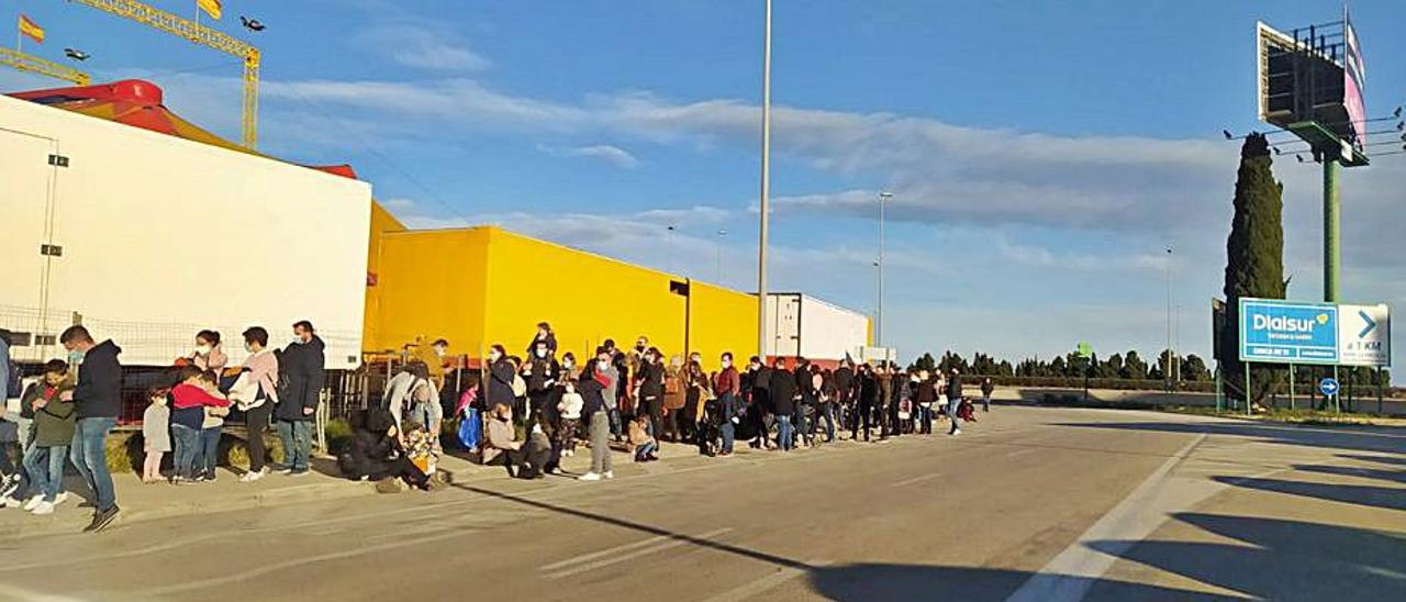 Colas de entrada al circo, ayer por la tarde. | L-EMV