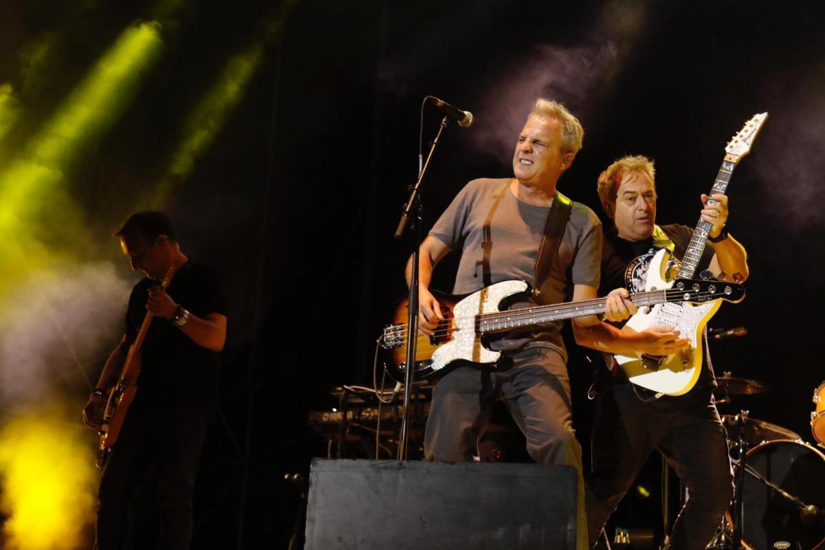 Hombres G llena la plaza de toros de diversión y del mejor pop de los 80