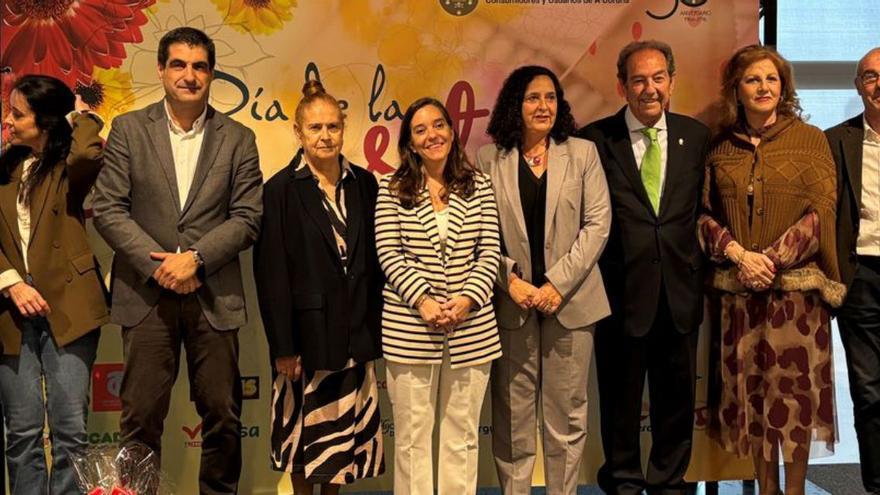 Asistentes al acto, con Rosa Otero, Inés Rey y Belén do Campo en el centro. | L. O.