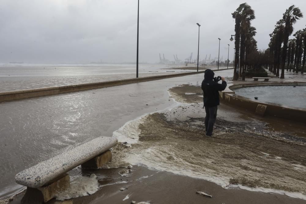 Efectos del temporal en la playa de la Malvarrosa.