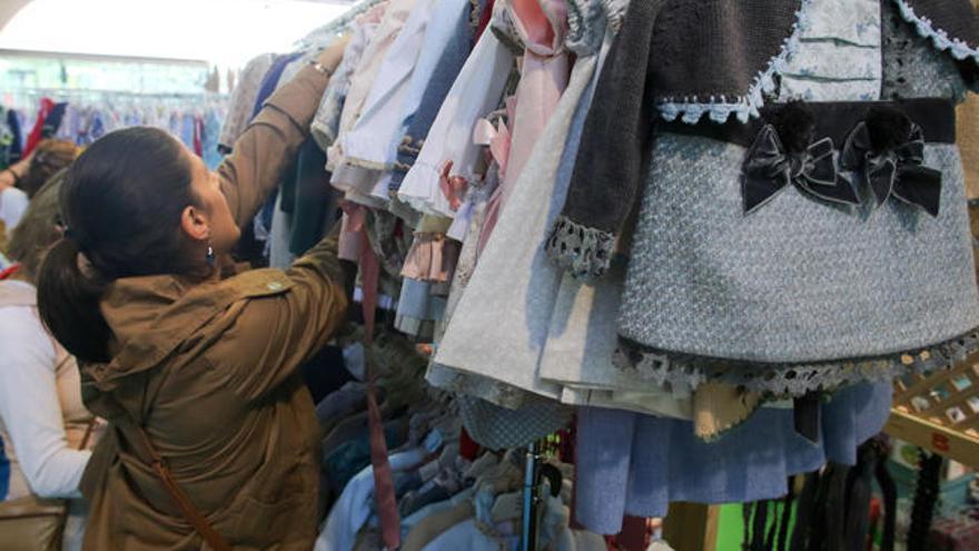 Una mujer en un stand de moda infantil en la pasada edición.