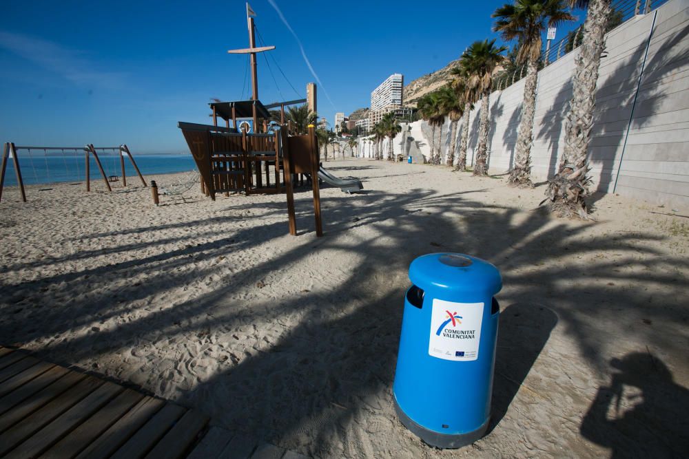 Suciedad en la playa de la Albufereta tras la riada