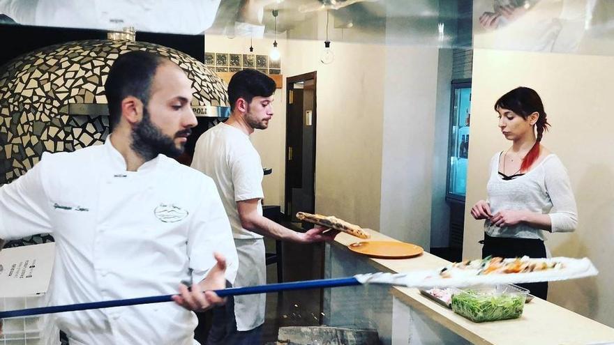 Los comensales pueden ver el horno de leña abierto en Viva Napoli