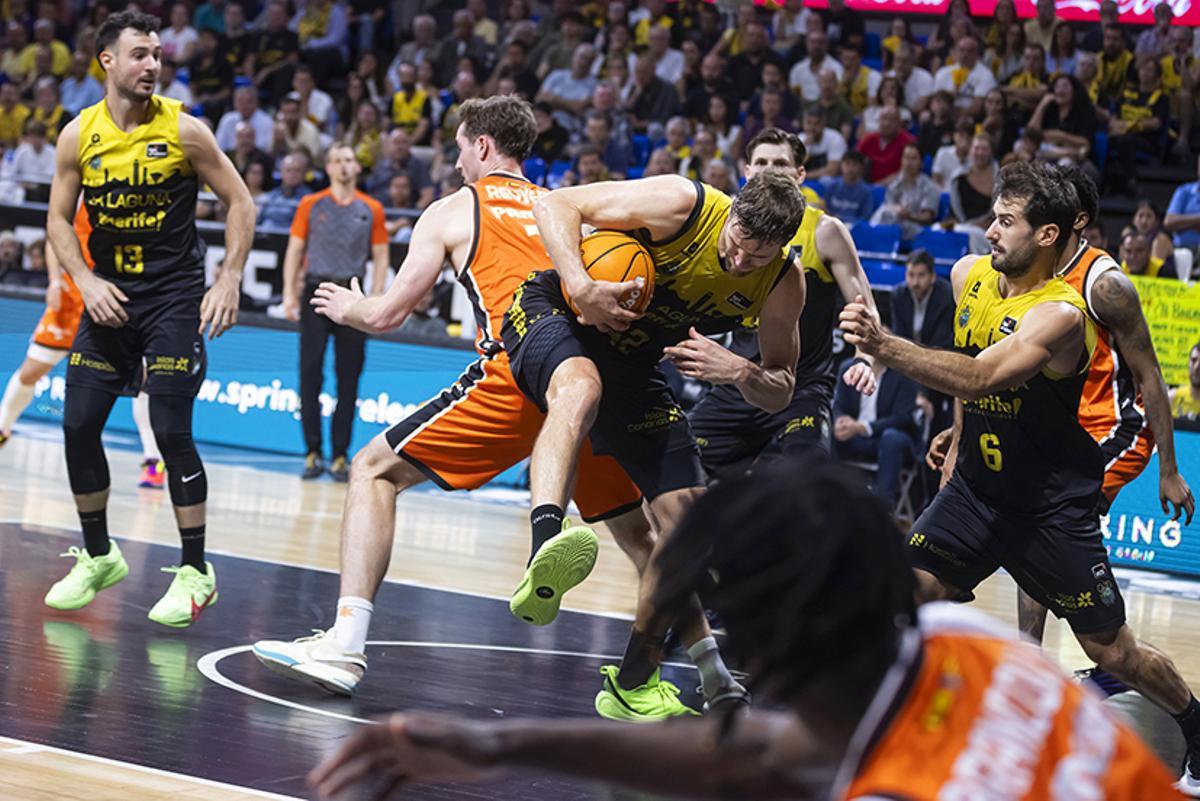 Doornekamp captura un rebote en el tercer partido del duelo de 'playoff' frente al Valencia del pasado curso.