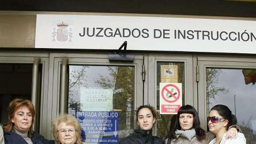 María Luisa Torres con su madre y sus tres hijas, ayer, en Madrid. / efe