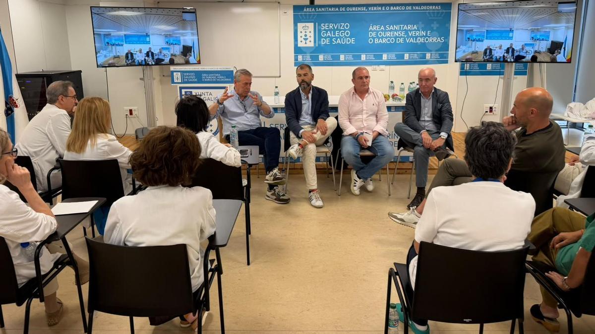 Reunión del conselleiro de Sanidade con responsables y profesionales del CHUO, este miércoles.