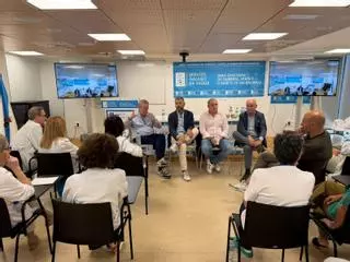 El conselleiro de Sanidade se reúne con médicos del hospital de Ourense por el plan para reforzar Urgencias ante la grave carencia de facultativos