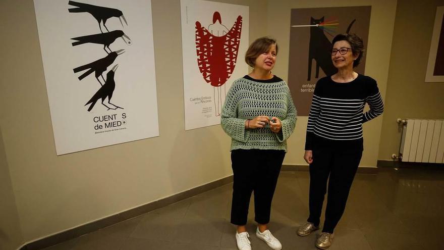 Ana Taboada y la concejala de Educación, Mercedes González, en la biblioteca pública San Lázaro, ante algunas de las obras.