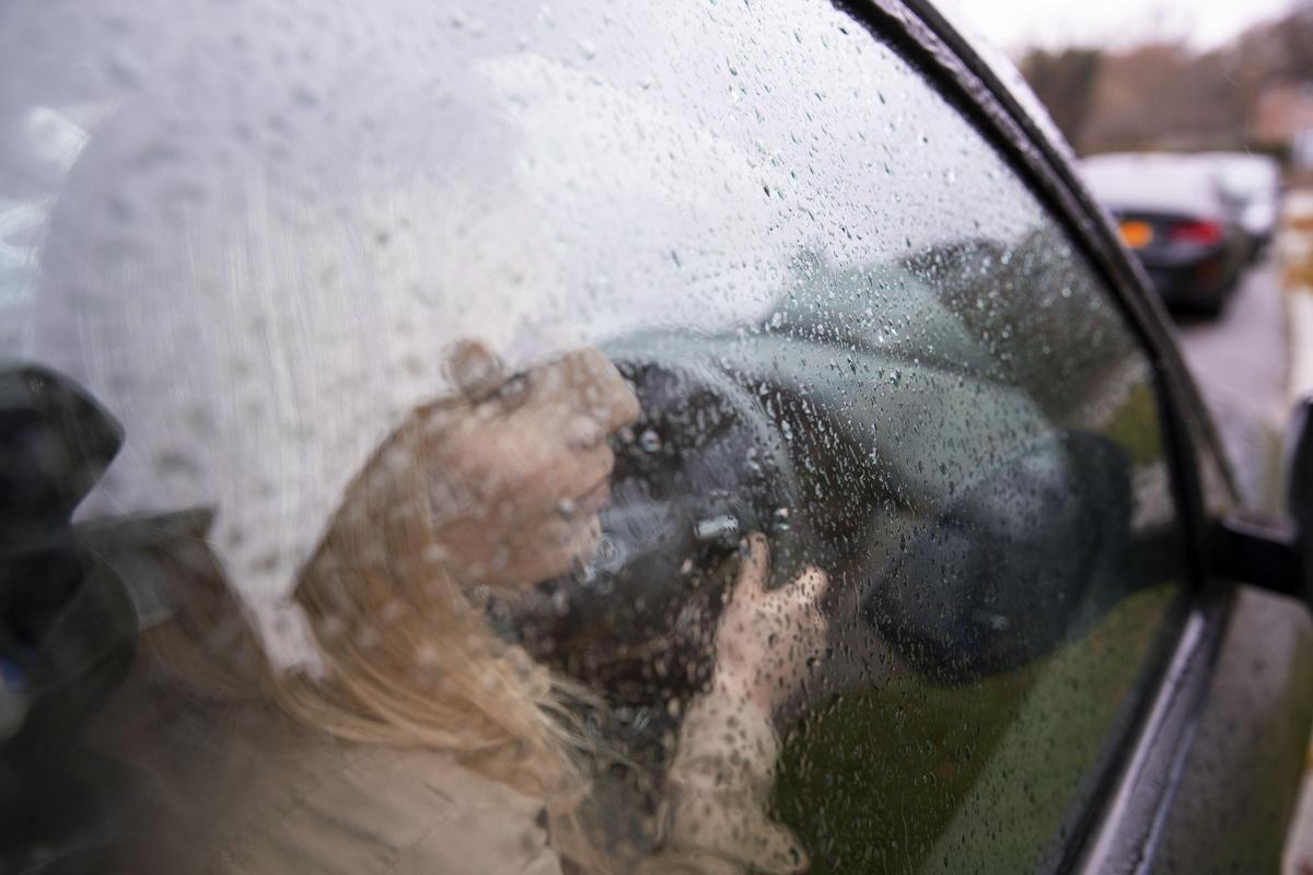 Mujer conduciendo con lluvia