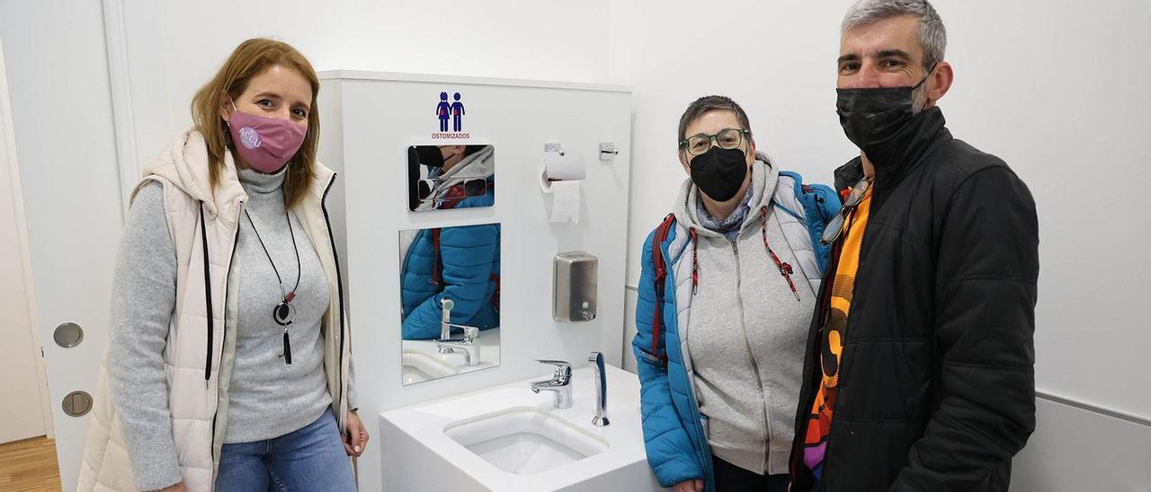 Mónica Rodríguez, Ángela Paz y Víctor Loira, en un baño adaptado en la sede de la Diputación