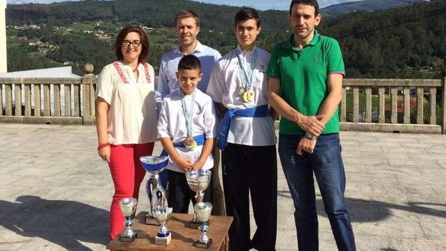 Alcalde y teniente de alcalde con los trofeos. // D. P.