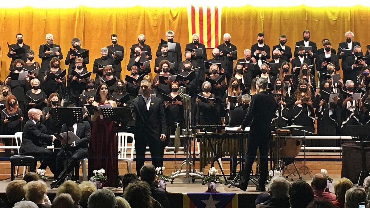 Els cantants de la Polifònica de Puig-reig i del Cor de Cambra de l’Auditori Enric Granados de Lleida durant el concert d’ahir al Berguedà | MIQUEL SPA