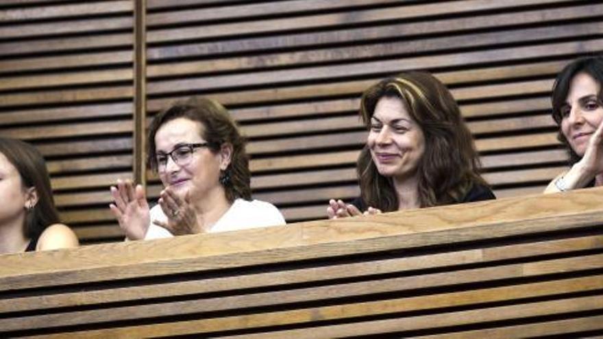 Beatriz Garrote, a la derecha, sigue junto a otros familiares de fallecidos el pleno de las Corts de hoy