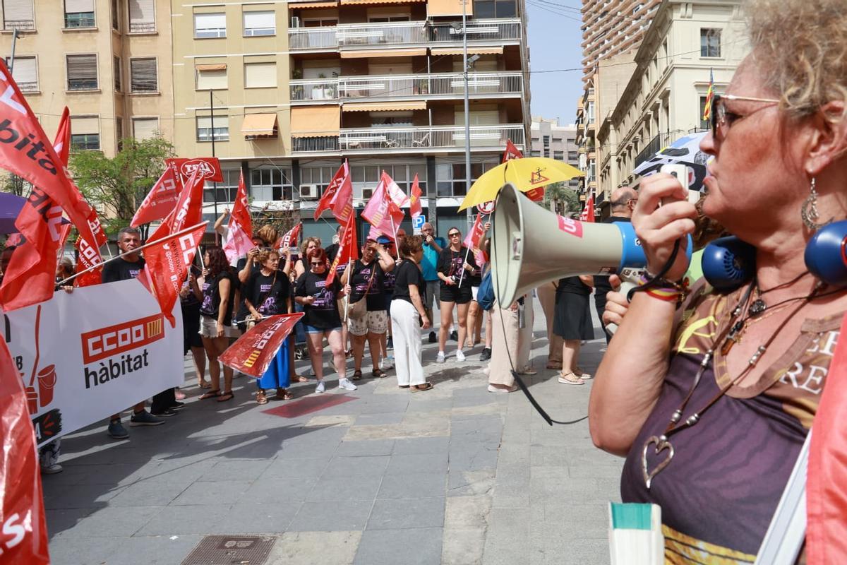 Concentración para exigir el desbloqueo del convenio de limpieza de edificios y locales de la provincia de Alicante