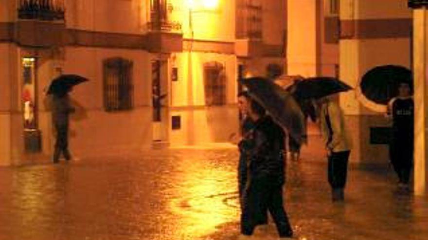 Una calle de la barriada de La Liberación de Jerez inundada por la fuertes lluvias caídas esta noche.