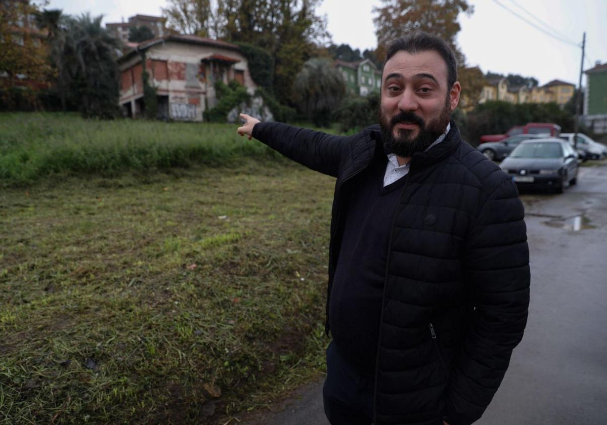 Sergio Sanzol señala los terrenos en propiedad de la Sareb, ubicados en avenida Lugo. | Mara Villamuza