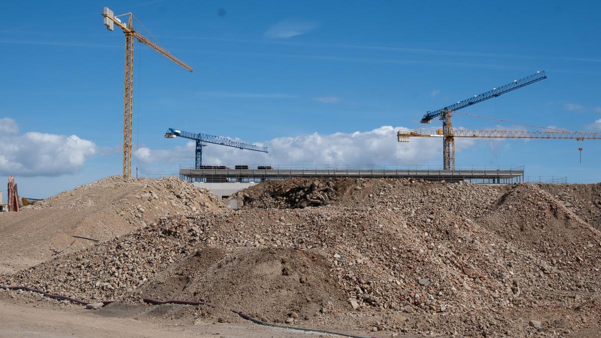 El viejo hospital de Son Dureta ha quedado reducido a una enorme montaña de escombros