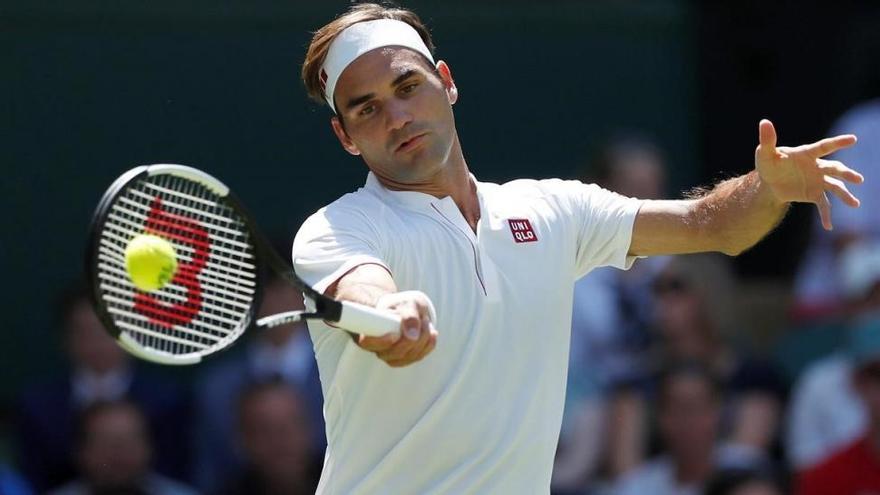 Federer se estrena en Wimbledon con una victoria y nueva equipación