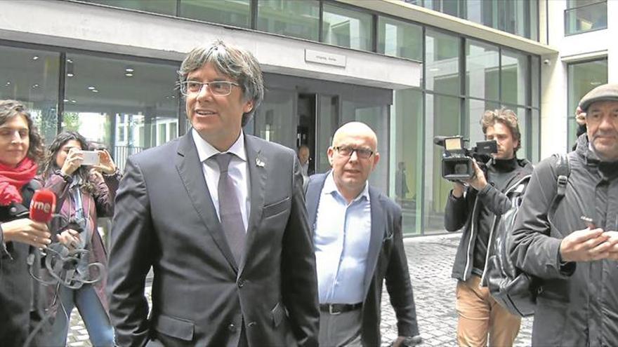 Puigdemont, en libertad sin fianza tras una noche detenido