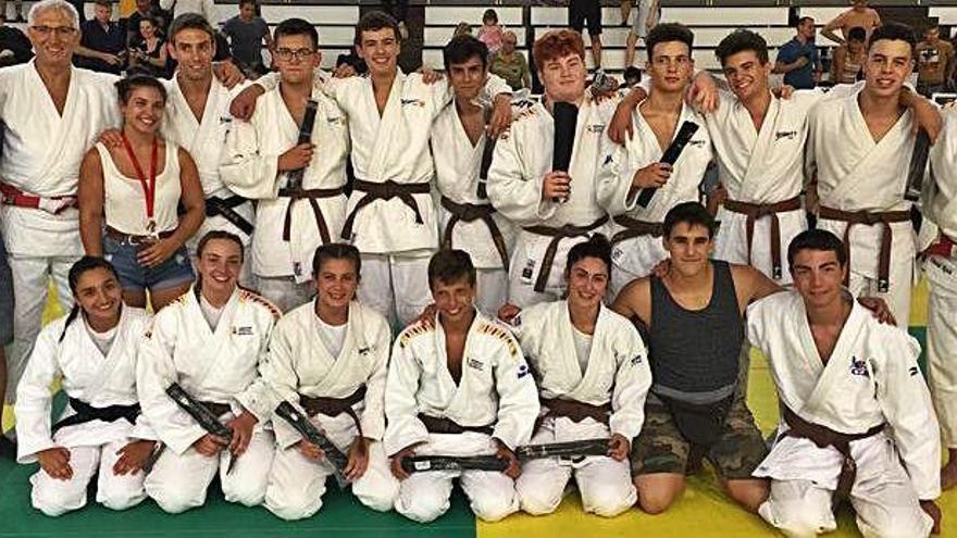 Tretze judokes del Bages i Moianès aproven l&#039;examen de cinturó negre