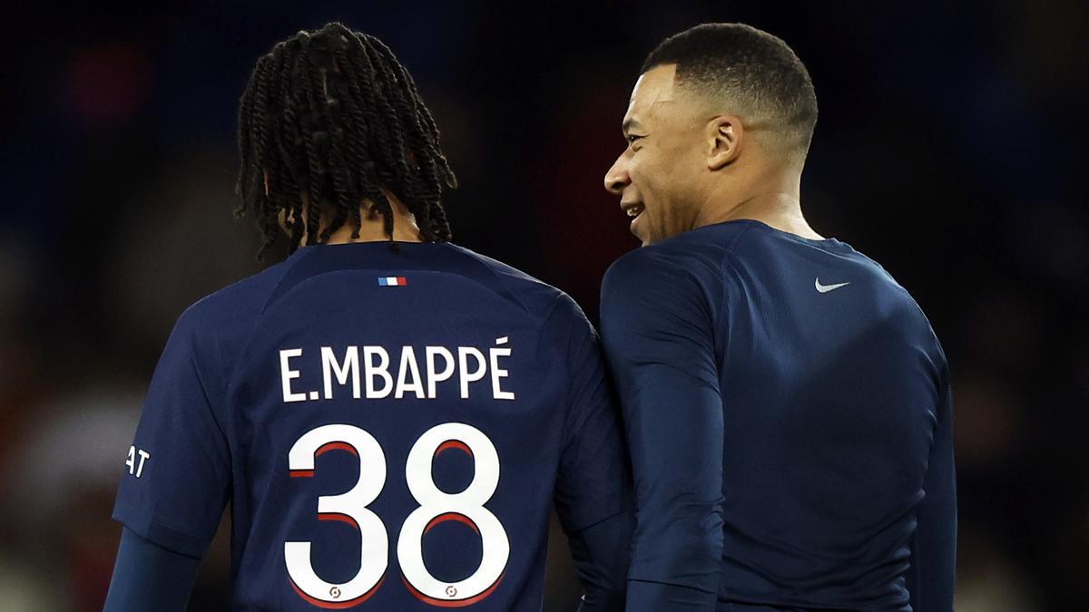 Ethan Mbappé y Kylian Mbappé, durante un partido de la pasada temporada con el PSG.