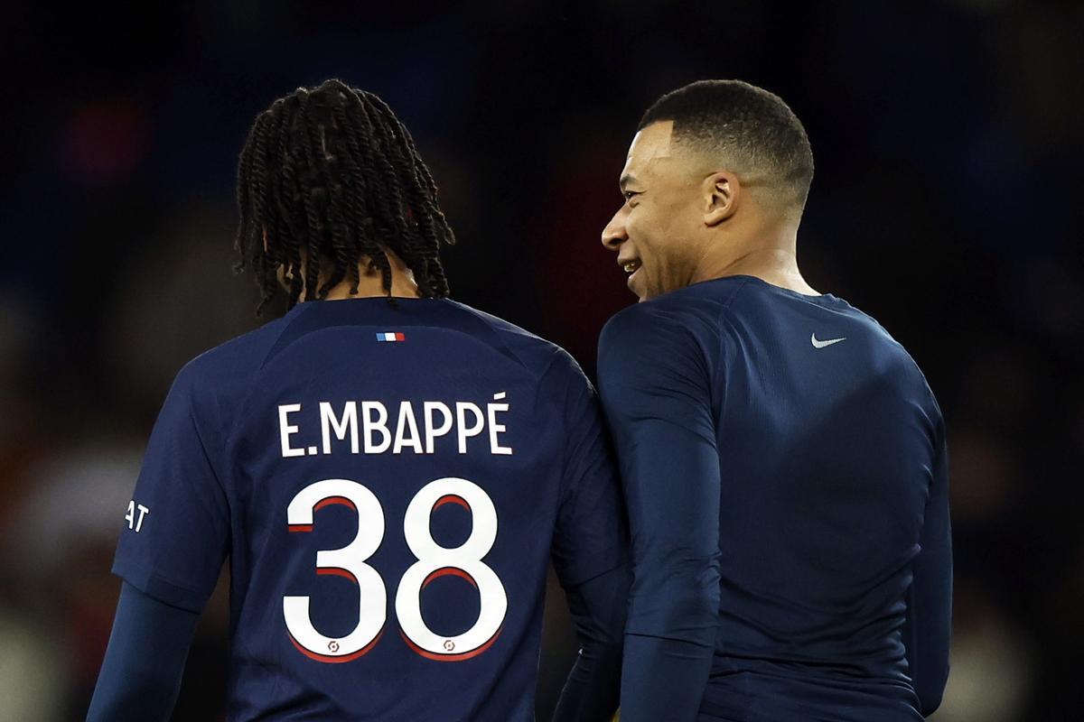 Ethan Mbappé y Kylian Mbappé, durante un partido de la pasada temporada con el PSG.