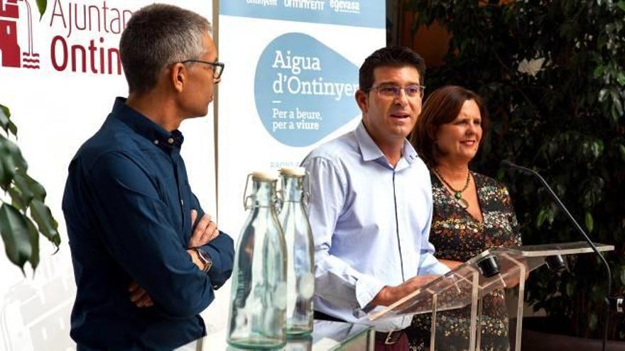 El alcalde Rodríguez, entre el gerente de Egevasa y la edil Gandia, ayer en la presentación junto con las botellas de la campaña.