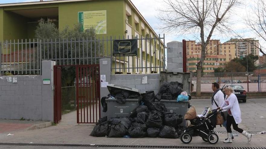 Basura acumulada delante de la puerta de un colegio en la pasada huelga de marzo.