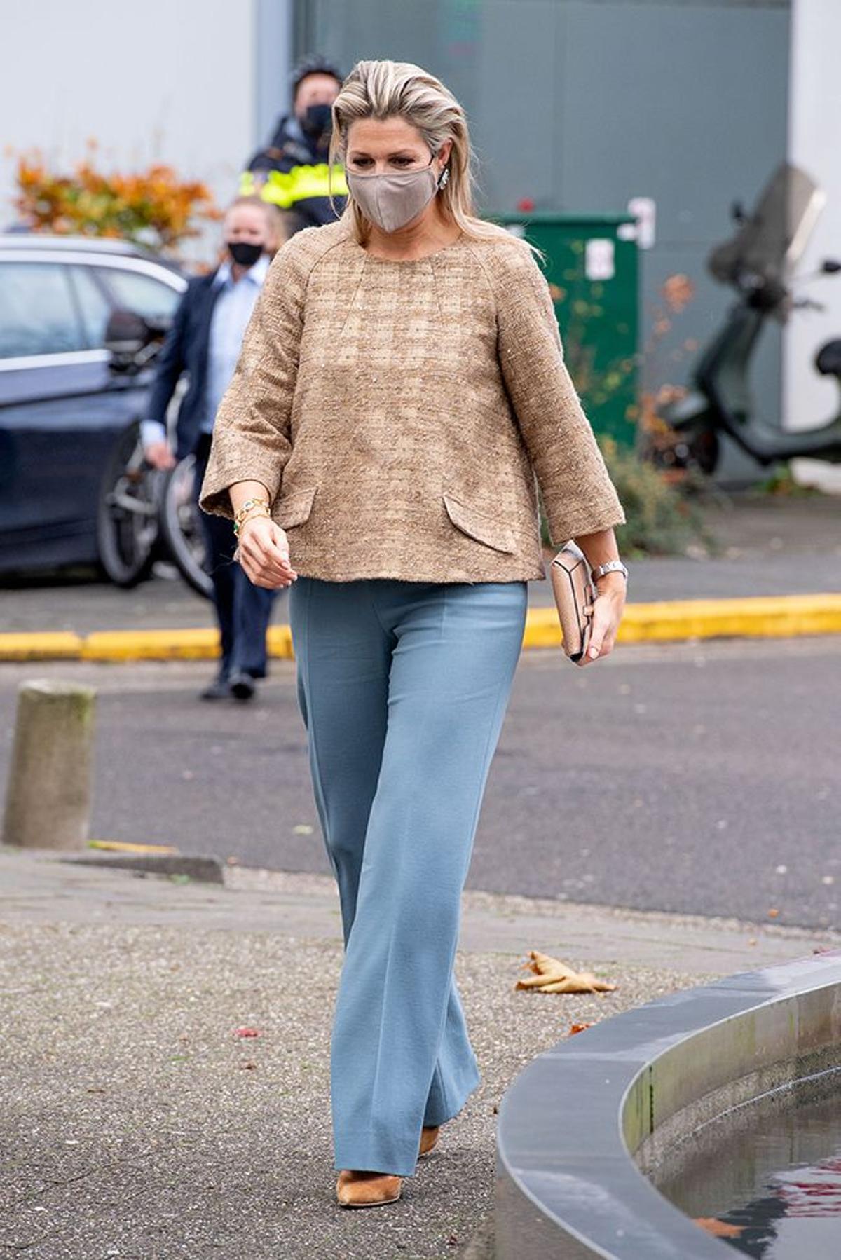 Maxima de holanda con pantalon azul y top dorado