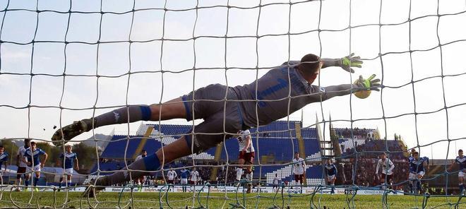 Andrea Belotti de Torino (atrás C) marca el 1-0 desde el punto de penalti contra el portero de Brescia Jesse Joronen (delantero) durante el partido de fútbol entre Brescia Calcio y Torino FC en el estadio Mario Rigamonti en Brescia, Italia.