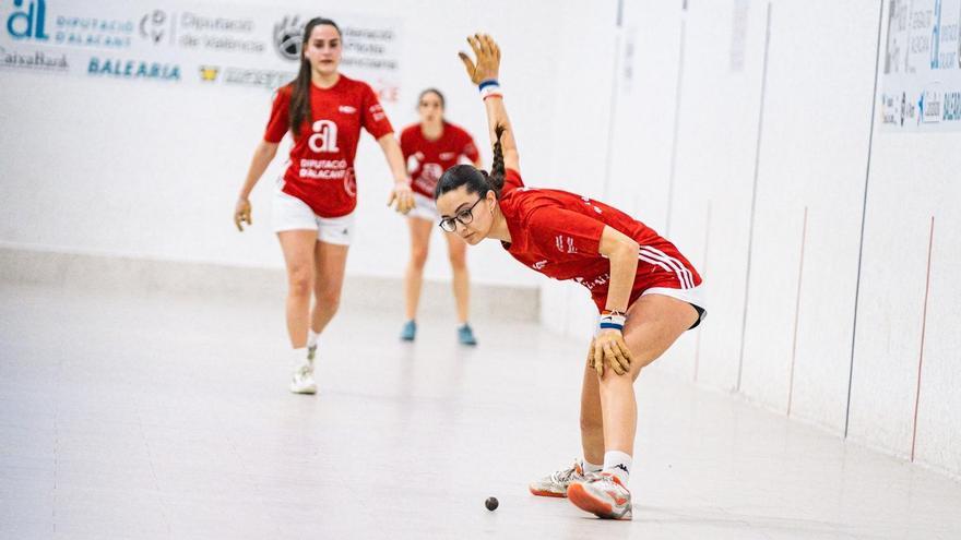 Júlia i les seues companyes Victoria i Natalia, en la semifinal de la Copa Diputació Alcant
