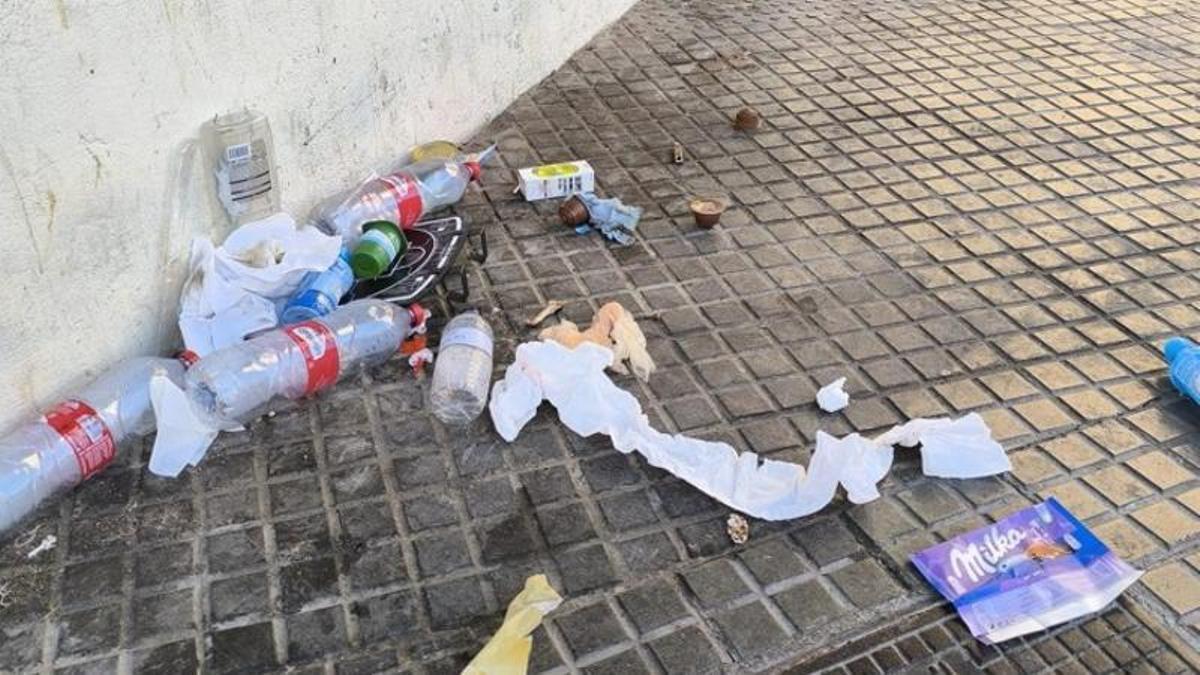 Imagen difundida por el PP que muestra suciedad esparcida en una calle.