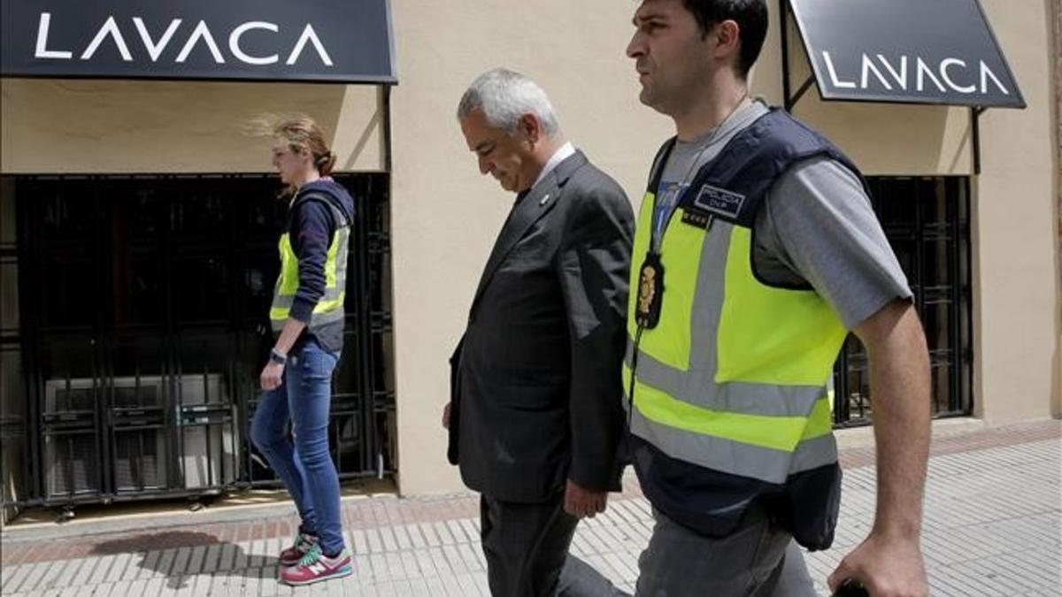 Luis Pineda presidente de Ausbanc sale de la sede acompanado de la policia